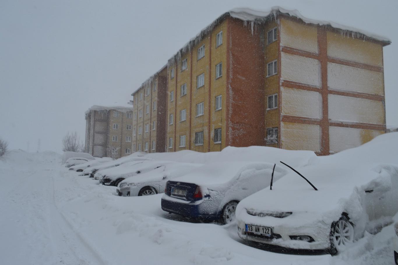 Bitlis’te yoğun kar yağışı hayatı durma noktasına getirdi